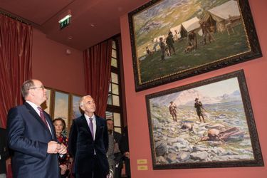 Le prince Albert II de Monaco avec Claude d’Anthenaise lors du vernissage de l'exposition, le 30 mars 2016