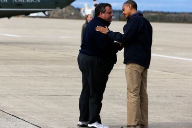 Chris Christie accueillant Barack Obama après le passage de l'ouragan Sandy, en octobre 2012.