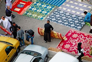 Cité des Bleuets. Installation des tapis pour la prière du vendredi à 13 heures, sur le parking de la cité.