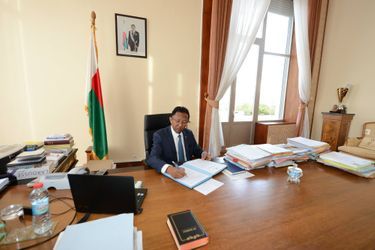 Le président Hery Rajaonarimampianina dans son bureau samedi 19 mai