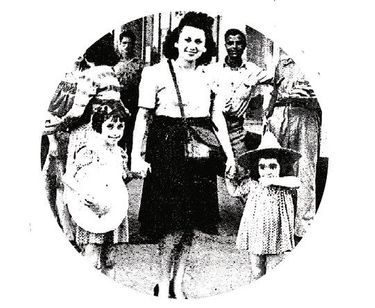 Marion Game, à g., au côté de sa mère et de sa petite soeur, dans les rues de Casablanca