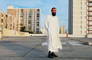 Sur le toit de sa mosquée, l’imam Smaïn, 34 ans, né à Marseille, d’origine algérienne.