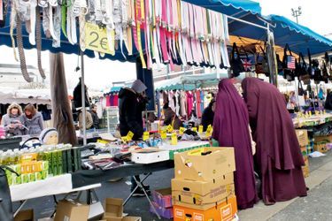 A gauche des femmes en hidjab au marché des Merisiers, mercredi 30 mars.