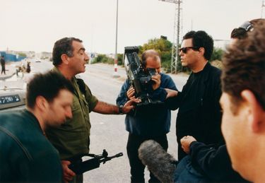 Pendant le tournage de « Donnons une chance à la paix », en 1994, au poste-frontière d’Erez, qui sépare Israël de la bande de Gaza.