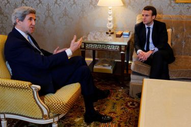 John Kerry rencontre Emmanuel Macron le 3 mars 2017 à Paris.