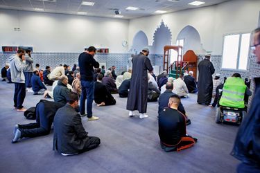 Pendant la prière à la mosquée Assunnah, carrefour des prédicateurs les plus extrêmes, le 26 mars.