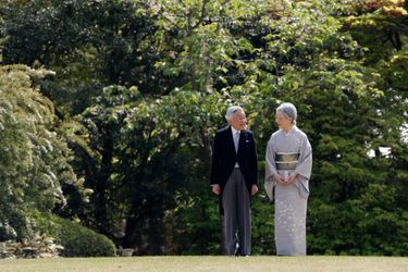 Akihito et Michiko dans les jardins impériaux de Tokyo en 2013.