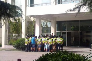 Des ouvriers assistent à une réunion non-rémunérée, à l'extérieur de l'usine Avy Precision Electroplating à Suzhou.
