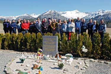 Le 20 mars 2016. Un an après, devant la stèle commémorative, hommage des maires des trois communes du Vernet, de Seyne-les-Alpes et de Prads-Haute-Bléone.