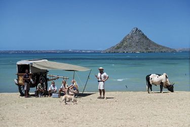 Farniente bien mérité face à la baie de Diégo et le Nosy Lonjo, une île sacrée. Avec les bouviers Jérôme (à g.) et Revelo. Et le zébu Bâbord, le seul à avoir accompli tout le périple.