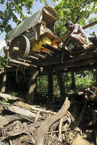 Pour traverser la passerelle instable, la charrette a été vidée : 300 kilos d’équipement à porter. Dix fois par jour.