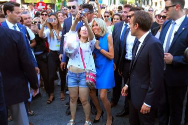 Séance selfies dans le centre d'Athènes, le 8 septembre 2017, pour Brigitte Macron.