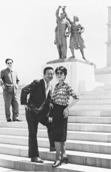 Shin Sang-ok et Choi Eun-hee sous surveillance au pied d’une statue officielle à Pyongyang en 1983.