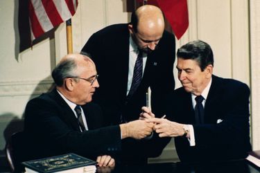 Ronald Reagan rencontre Gorbatchev, le 8 décembre 1987.