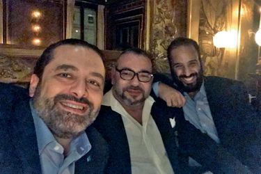 Lundi 9 avril, à Paris. De g. à dr., le Premier ministre libanais Saad Hariri, le roi Mohamed VI du Maroc en grande forme et « MBS ». Un selfie pour afficher leur entente.