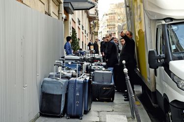 les Les nombreux bagages de la suite saoudienne sont livrés dans un hôtel près des Champs-Elysées.