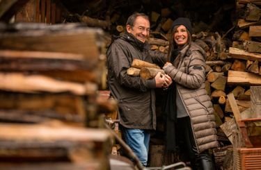 Jean-Pierre et Nathalie Pernaut dans la remise à bois, au moment de préparer la fambée.