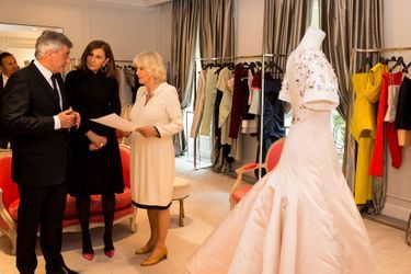 Aux côtés de Sidney Toledano, le PDG de Christian Dior Couture, et de Catherine Rivière, directrice des activités mode et prestige de la marque, Camilla découvre les ateliers de Dior.