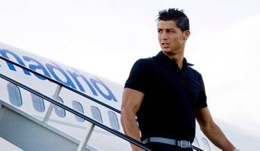 2-photos-people-sports-Cristiano Ronaldo beau gosse--