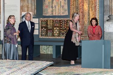 Le roi Carl XVI Gustaf et la reine Silvia de Suède lors de l’inauguration de l’exposition des œuvres de Märta Måås-Fjetterström au Palais royal à Stockholm, le 11 octobre 2019