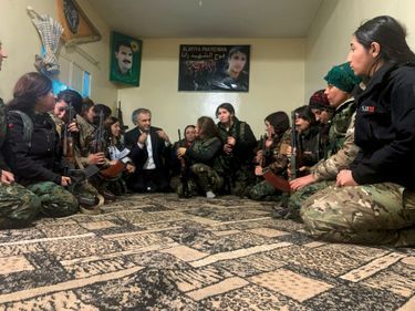 Parmi des soldates des YPJ, la brigade féminine des forces kurdes syriennes, devant le portrait d’Abdullah Ocalan, fondateur du PKK