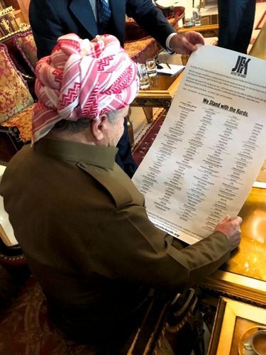 Près d’Erbil, Massoud Barzani, l’ex-président du Kurdistan d’Irak, père de l’autonomie, découvre la liste des soutiens du comité Justice for Kurds.