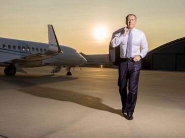Steve Varsano, patron de The Jet Business, devant un Falcon qu’il vient de faire réaménager, à l’aéroport d’affaires de Farnborough, en avril 2019.