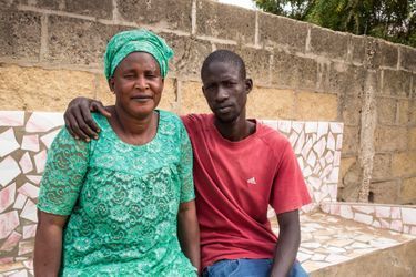 Babacar et sa mère, Fatou. Elle a rencontré France Gall pour la première fois en 1986.