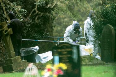 Des experts examinent la tombe de Ludmila, la femme de Sergueï, au cimetière de Salisbury. Il s’y était recueilli avec sa fille le 3 mars.