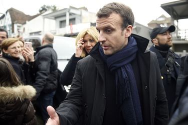 Emmanuel et Brigitte Macron saluent les curieux au Touquet, dimanche.