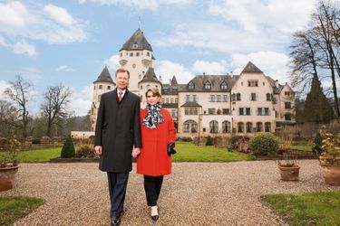 Le grand-duc et la grande-duchesse devant le château de Berg, situé à une trentaine de kilomètres de la capitale.