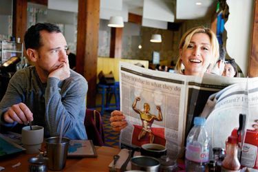 Au Beachwood Cafe, le 4 mars. A g., Mathieu Busson avec qui Julie coréalise « Cinéast(e)s », un documentaire sur la place des femmes dans le cinéma.