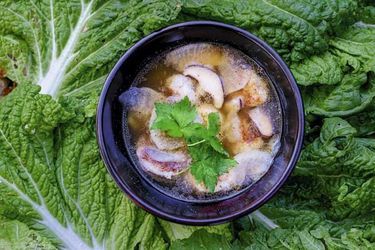Le Torantang. La soupe de taro, une plante locale, accompagnée de champignons.
