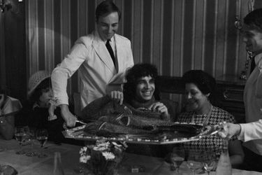 Mars 1972. Après un concert, Julien Clerc retrouve sa mère (à sa gauche) et France Gall chez Bocuse, devant un saumon. France Gall s'est affublée d'une perruque pour passer incognito !
