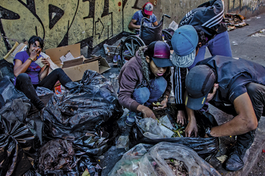 Caracas, février 2017. certains parents font les poubelles pour nourrir leur famille