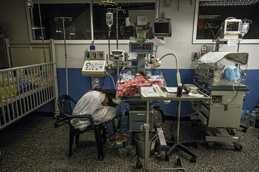 Albiannys Castillo veille Dayferlin, sa fille de 5 mois, admise à l’hôpital pédiatrique Zubillaga. Barquisimeto, août 2017.