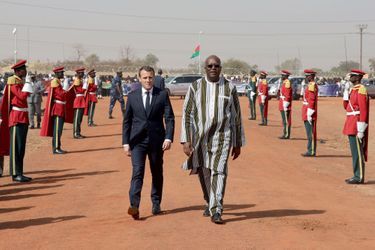 Emmanuel Macron avec le président burkinabé Roch Marc Christian Kaboré, le 29 novembre, avant la cérémonie d'inauguration d'une centrale solaire près de Ouagadougou.