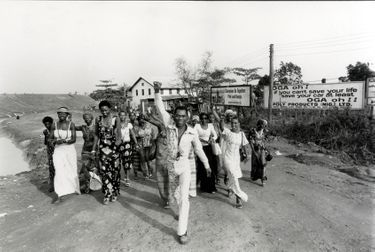 Début 1978, Fela Kuti défile devant l'objectif de Gilles Verdili avec ses épouses, le poing levé en signe d'une lutte qu'il poursuivra encore presque vingt ans