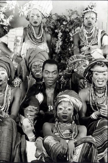 Fela Kuti sous photographié avec ses danseuses, Lagos, Nigeria. 1978.