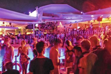 Le Cavo Paradiso, le club le plus réputé de Mykonos, avec piscine et vue sur la mer. Ce 19 juillet, l'établissement fête ses 20 ans, et l'alcool coule à flots.