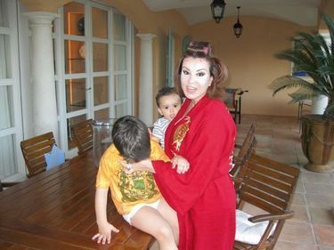 A Saint-Tropez, la première dame de Tunisie avec son fils et, derrière, Ibrahim, son petit-fils, un enfant adopté par sa fille Nesrine et son gendre Sakher.
