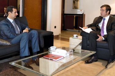 A gauche, le président Bachar el-Assad et l'envoyé spécial de Paris Match à Damas, Régis Le Sommier.