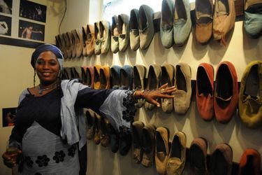 Yeni Kuti, la fille de Fela révèle la collection de chaussures de son père exposées au Kalakuta Museum, ouvert en 2012 à Lagos, Nigeria.