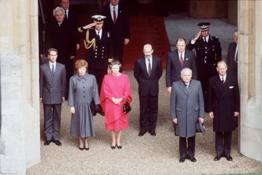 La reine Elizabeth II accueille à Windsor le président de l’URSS Mikhaïl Gorbachev et sa femme, le 7 avril 1989. Derrière elle, son écuyer Timothy Laurence