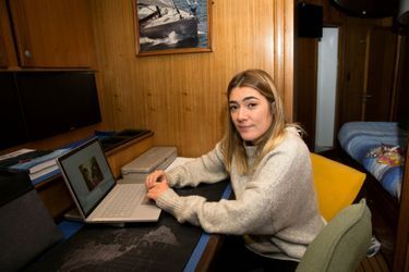 Le 6 décembre. Jessica (25 ans), la plus jeune des filles de Mike, attend à bord du « Pangaea », mouillé au Svalbard, le retour de son père et de Borge Ousland.