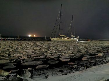 Le « Pangaea », le voilier de Mike Horn, dans l’archipel du Svalbard. La nuit polaire y règne de fin octobre jusqu’au mois de février.