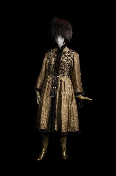 Manteau de la collection dite "Opéra et ballets russes. Collection haute couture automne-hiver 1976