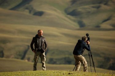 Ici, le réalisateur et le chef opérateur en action dans les montagnes kirghiz pendant le tournage de 