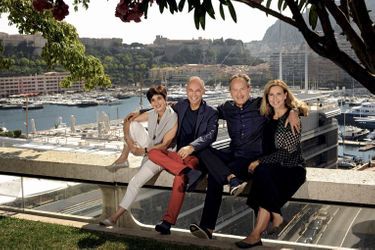 Retrouvailles des aventuriers avec leurs épouses devant le port de Monaco vendredi 29 juillet. De g. à dr.: Michèle et Bertrand Piccard. André et Yasmine Borschberg.