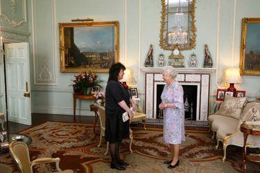 Pourquoi la reine Elizabeth II a-t-elle un «poète officiel»